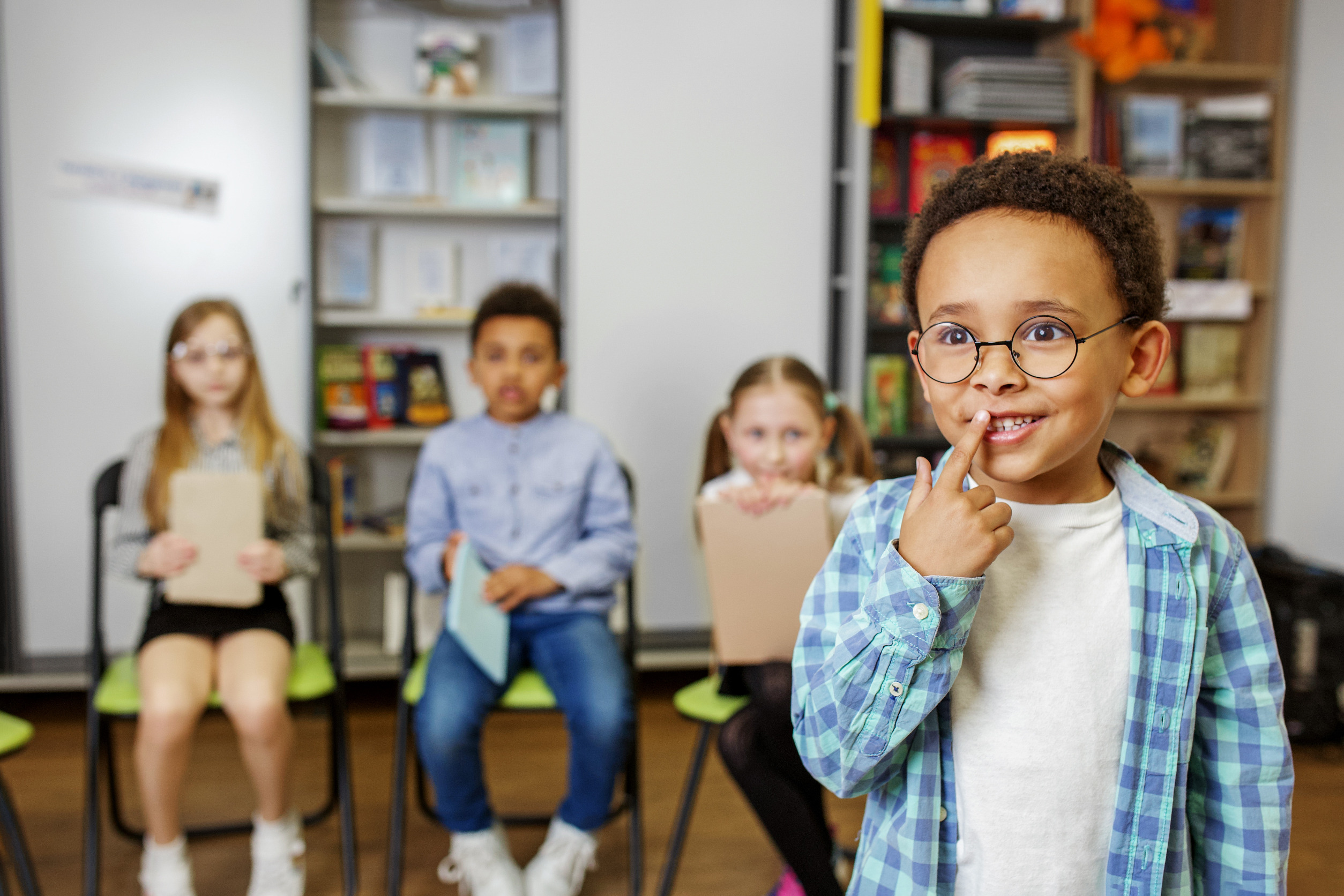 Enfant qui réfléchit