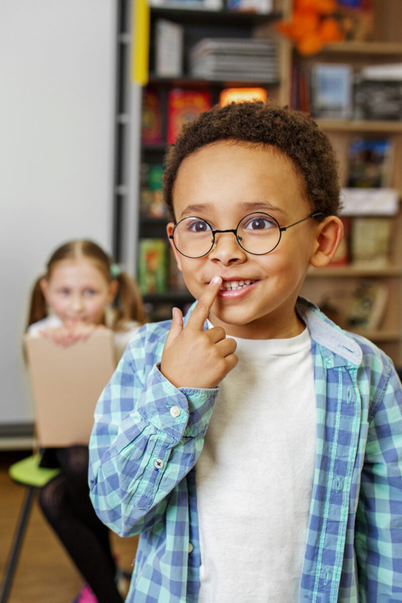 Enfant qui réfléchit