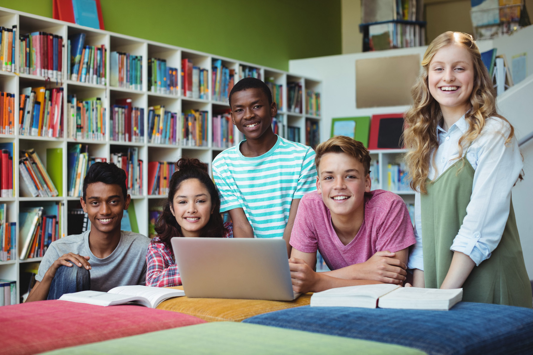 Adolescents à la bibliothèque